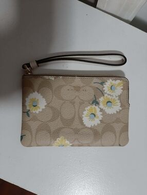COACH Signature Logo w/ Daisy Print Corner L-Zip Wristlet